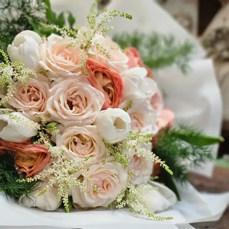 Bouquet di rose e ortensie nei toni del pesca e della crema